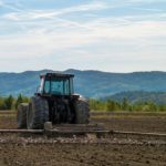 Poľnohospodárske stroje a stavebné stroje zvládajú veľa úloh
